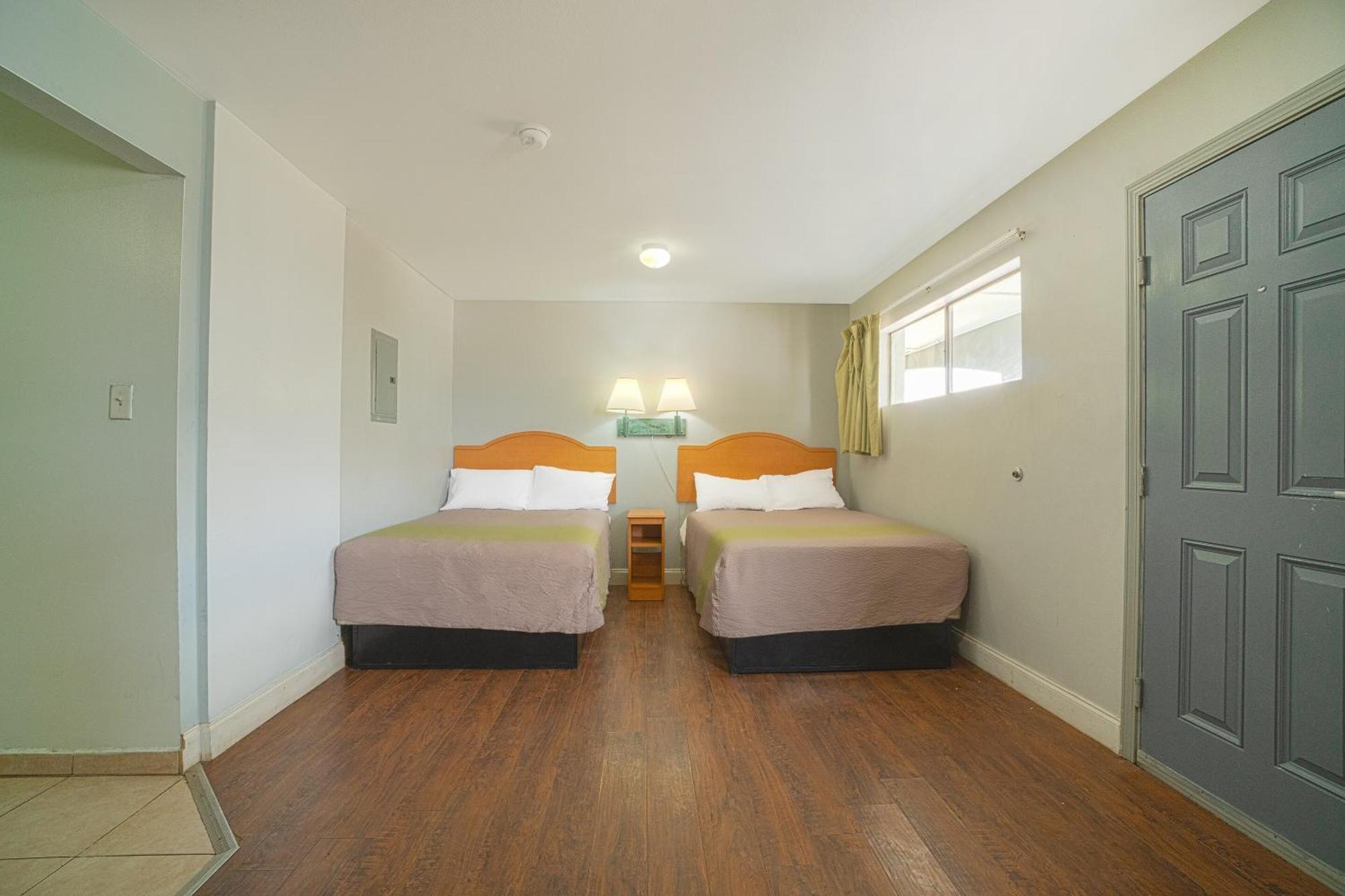 Oyo Hotel Midland Exterior photo